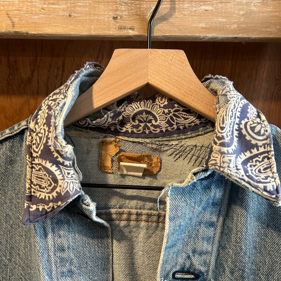 Perfect Vintage Levi's Denim Jacket with Bandana Detail - Picture 2 of 3